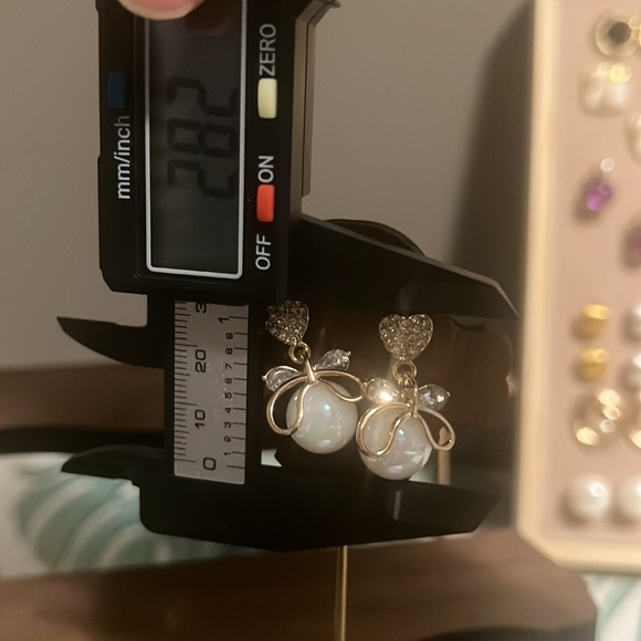 Heart Pearl Bowknot Stud Earrings - Picture 5 of 7